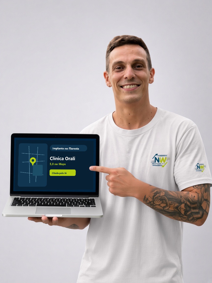 Luis Duarte, fundador da NextGen Web, apontando para o notebook